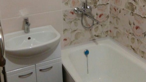 Туалет и ванная с цветочным кафелем